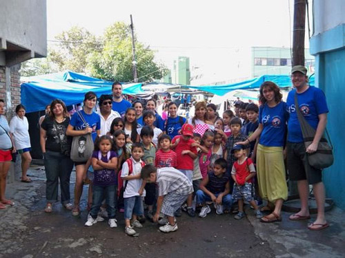 Voluntarios sin Fronteras en una de sus acciones en barrios carenciados. Este viernes, Feria de Comida Internacional. 31 de mayo 2013.